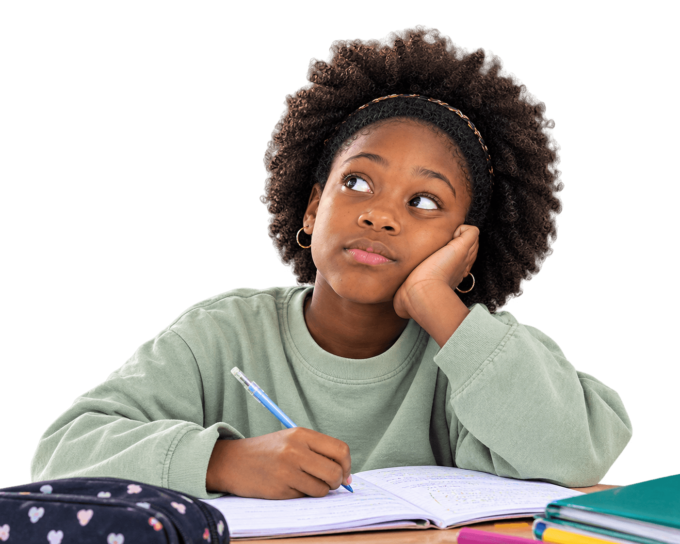 Enfant qui cherche à se concentrer seul pendant ses devoirs